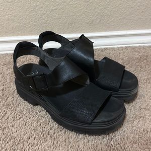 Dr. Scholl’s Black Platform Sandal with Velcro strap